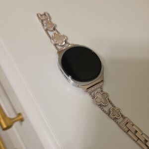 Chic Gold Smartwatch with Floral Band